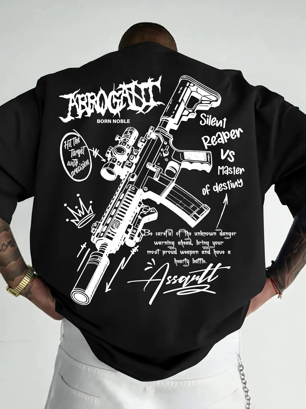 T-shirt da uomo in cotone 100% premium con stampa graffiti con schizzi di fucili tattici, perfetta per lo streetwear estivo e audace
