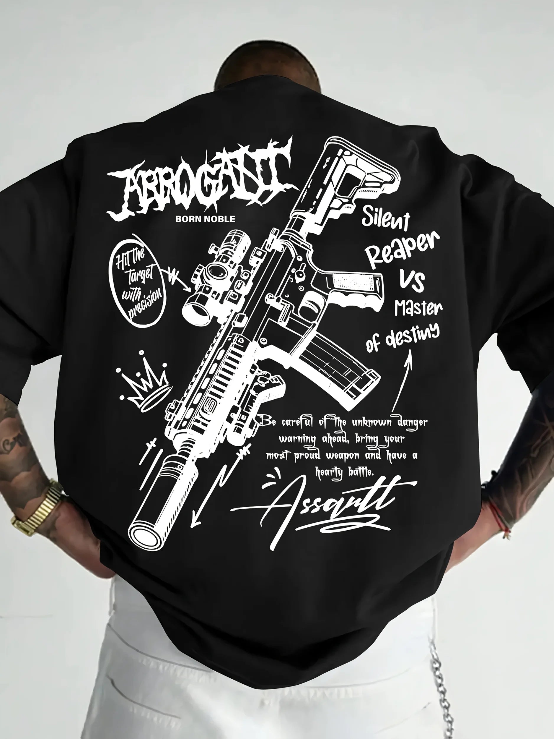 T-shirt da uomo in cotone 100% premium con stampa graffiti con schizzi di fucili tattici, perfetta per lo streetwear estivo e audace