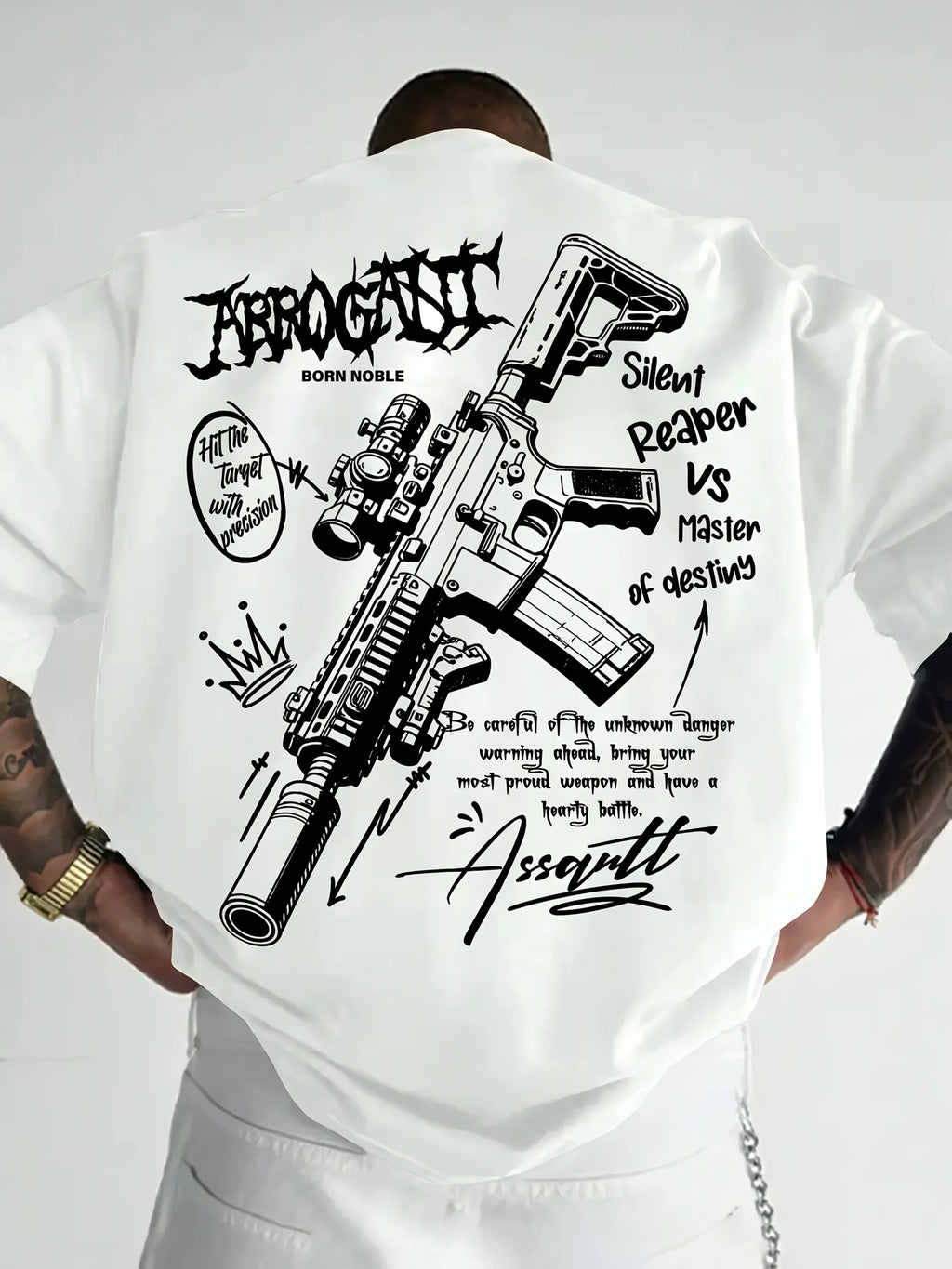 T-shirt da uomo in cotone 100% premium con stampa graffiti con schizzi di fucili tattici, perfetta per lo streetwear estivo e audace