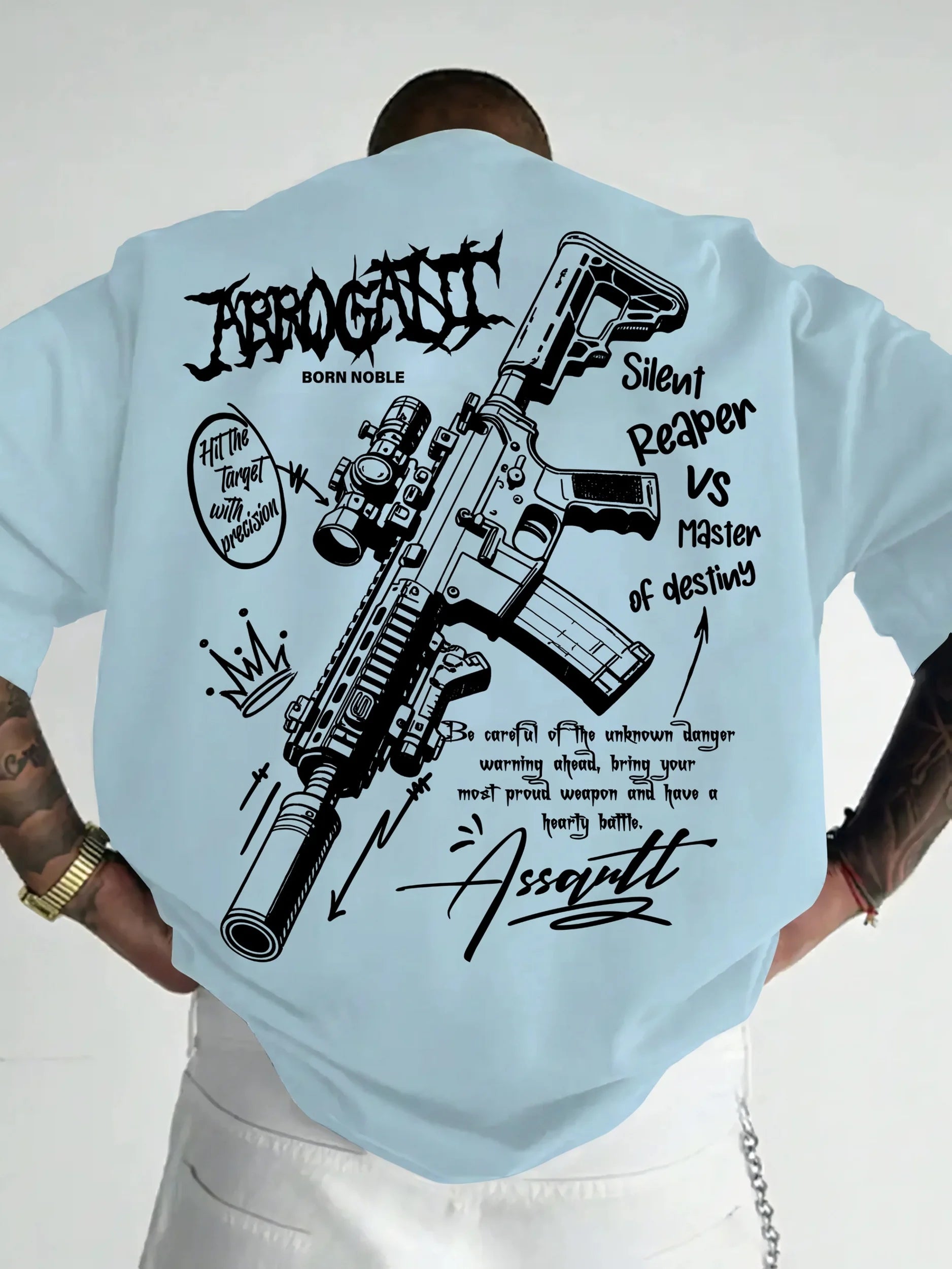 T-shirt da uomo in cotone 100% premium con stampa graffiti con schizzi di fucili tattici, perfetta per lo streetwear estivo e audace