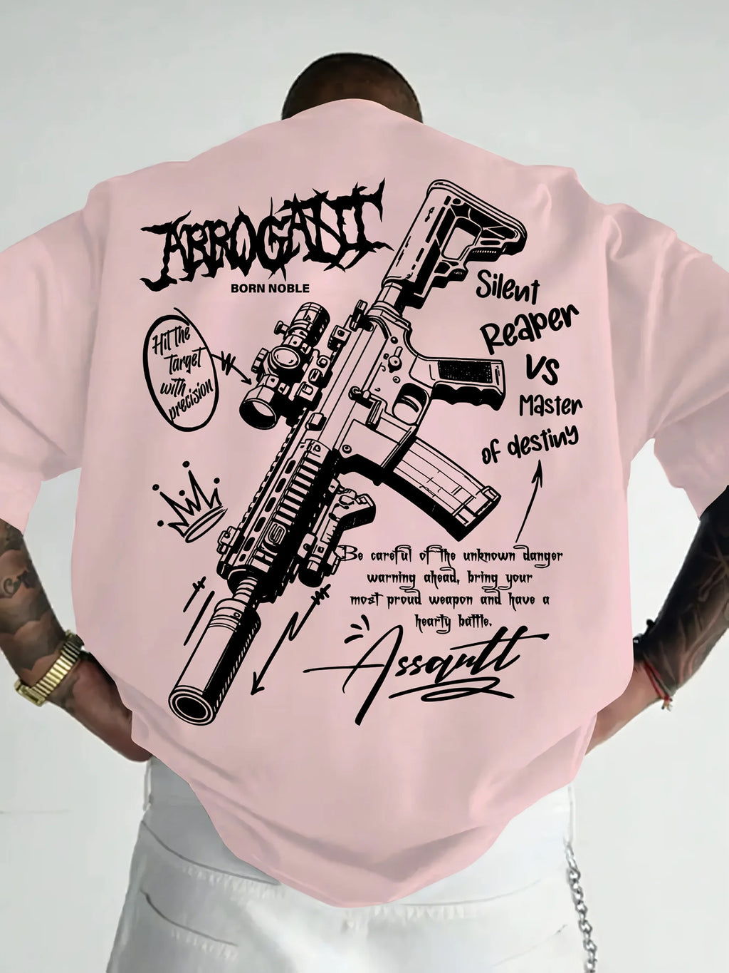 T-shirt da uomo in cotone 100% premium con stampa graffiti con schizzi di fucili tattici, perfetta per lo streetwear estivo e audace